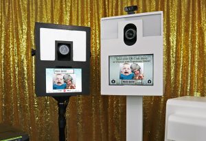 Standing photo booth unit